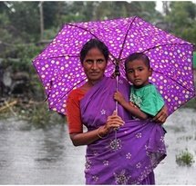 mediaitem/Moeder_en_zoon_tijdens_hevige_regenval_Tamil_Nadu_I